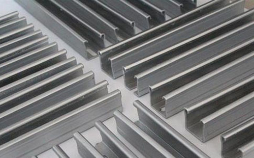 冲孔C型钢：多范畴使用的抱负建材挑选